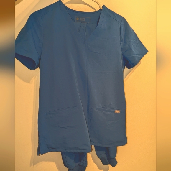 Figs Women's Catarina Top and Women's Zamora High-Waisted 2.0 Jogger Pants - Picture 4 of 8